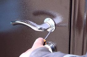 Замена дверной ручки металлической двери в Кисловодске